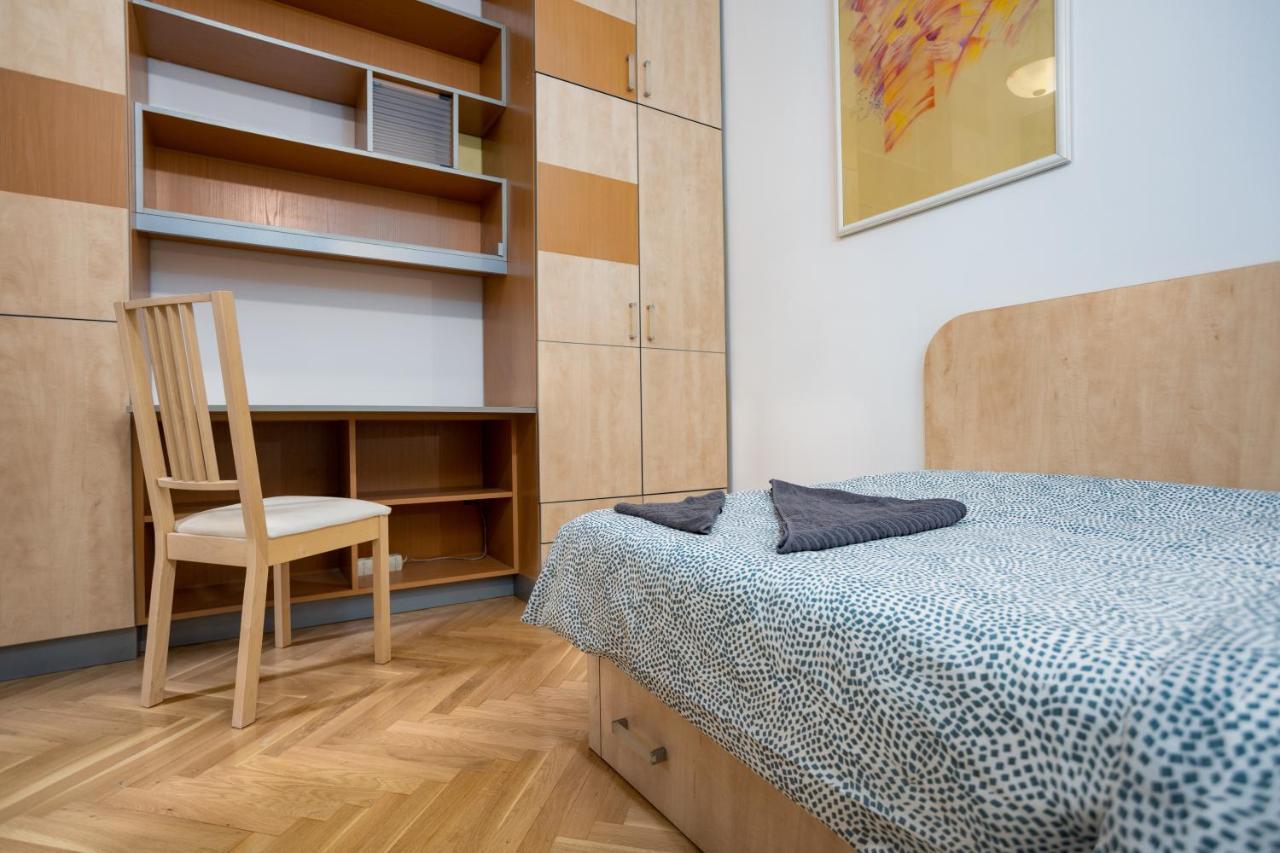 Emerald With Free Parking Apartment